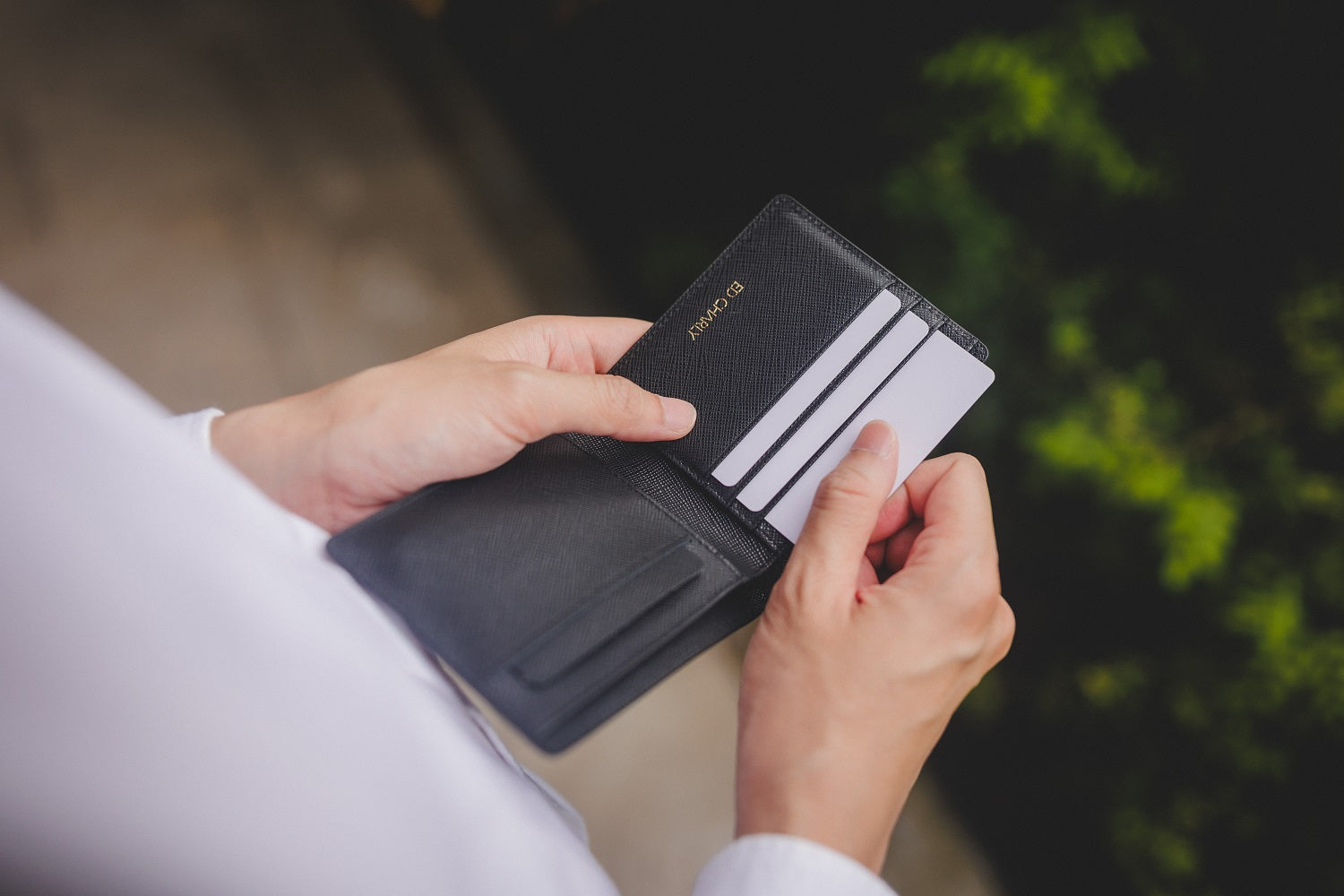 Interior card slots in the Ed Sleek Bifold holding several cards without one thick stack.