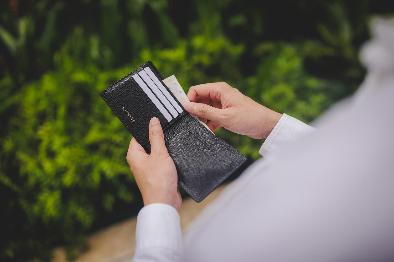 Full-length cash compartment in the Ed Sleek Bifold holding Singapore notes flat.
